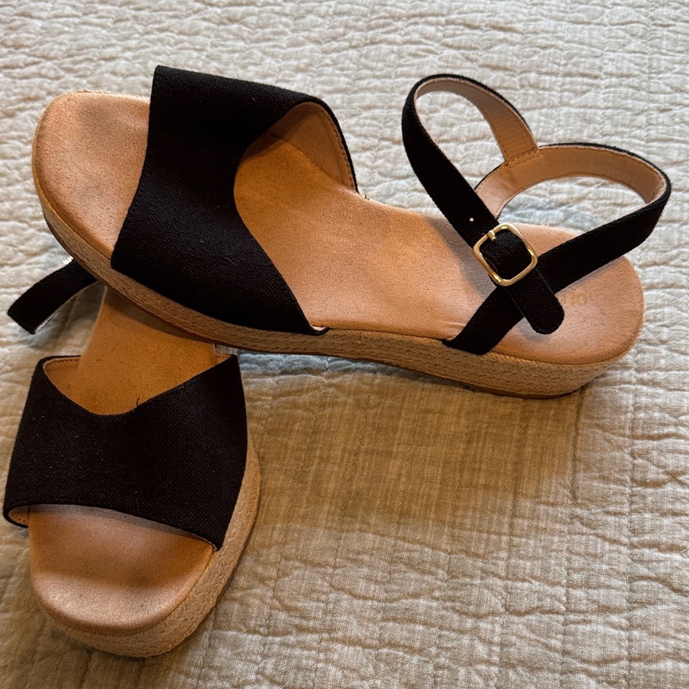 Old Navy Black Platform Sandals